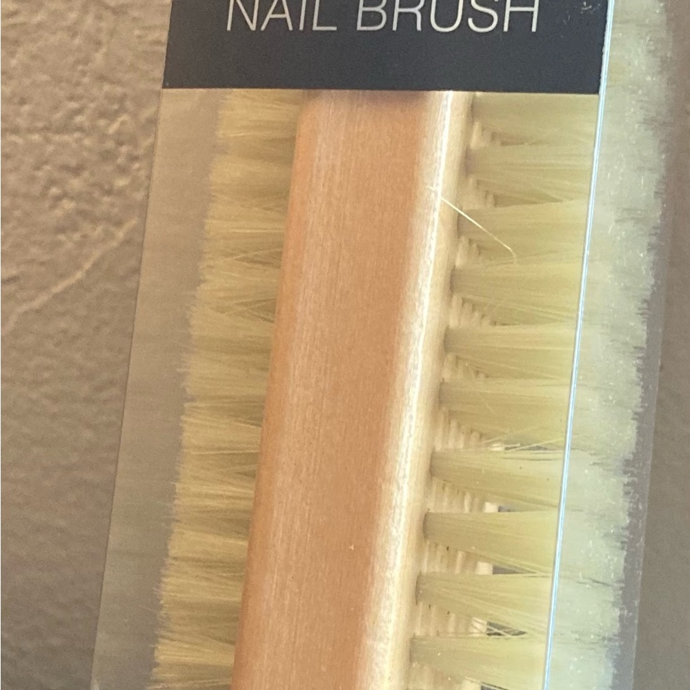 SASSY+CHIC wooden nail brush new in package - Picture 2 of 4